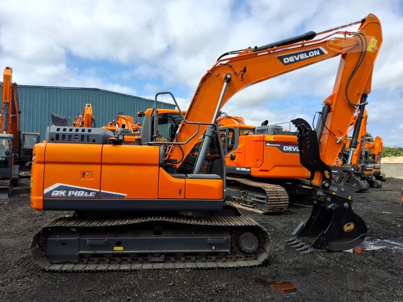 New DEVELON DX140LC-7 Tracked Excavator gallery view 2