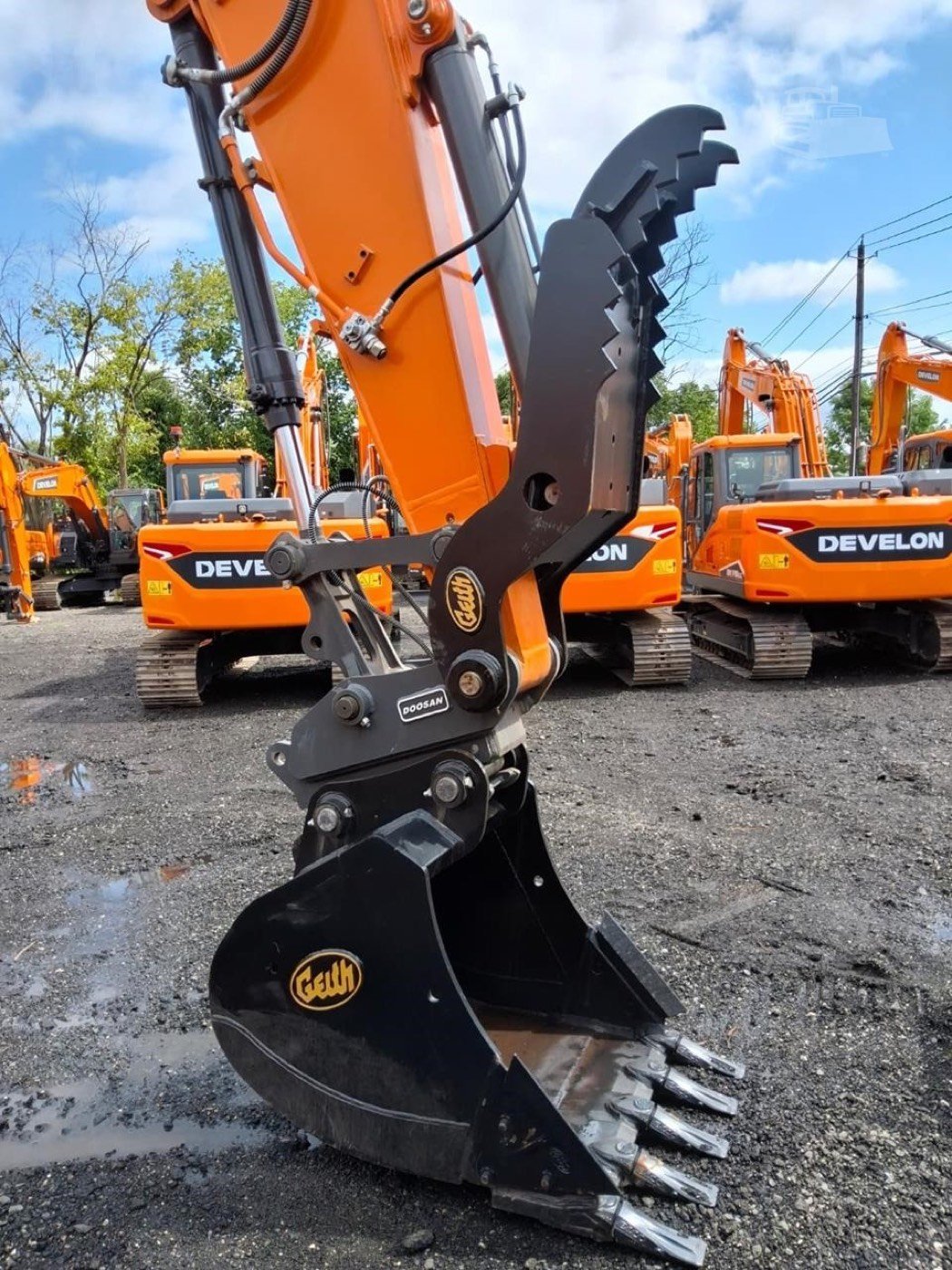 New DEVELON DX140LC-7 Tracked Excavator gallery view 5