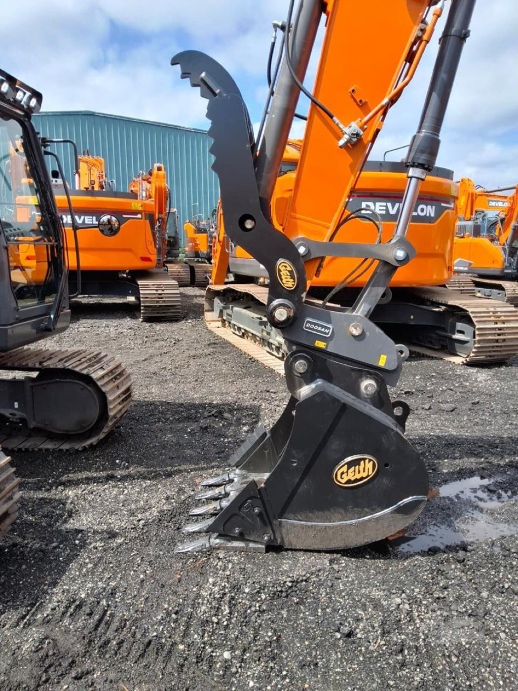 New DEVELON DX140LC-7 Tracked Excavator gallery view 6