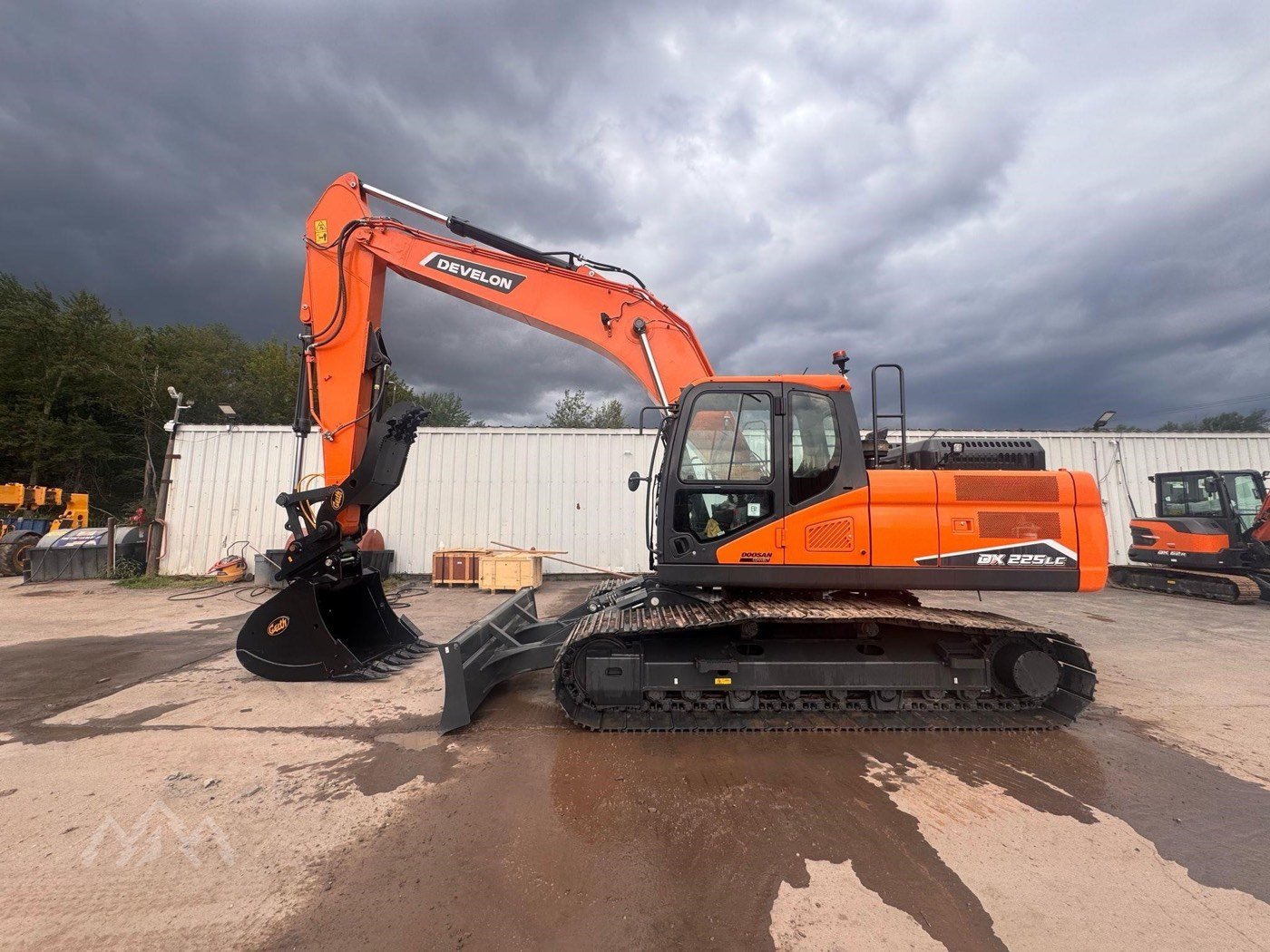 New DEVELON DX225LC-7 Tracked Excavator gallery view 3