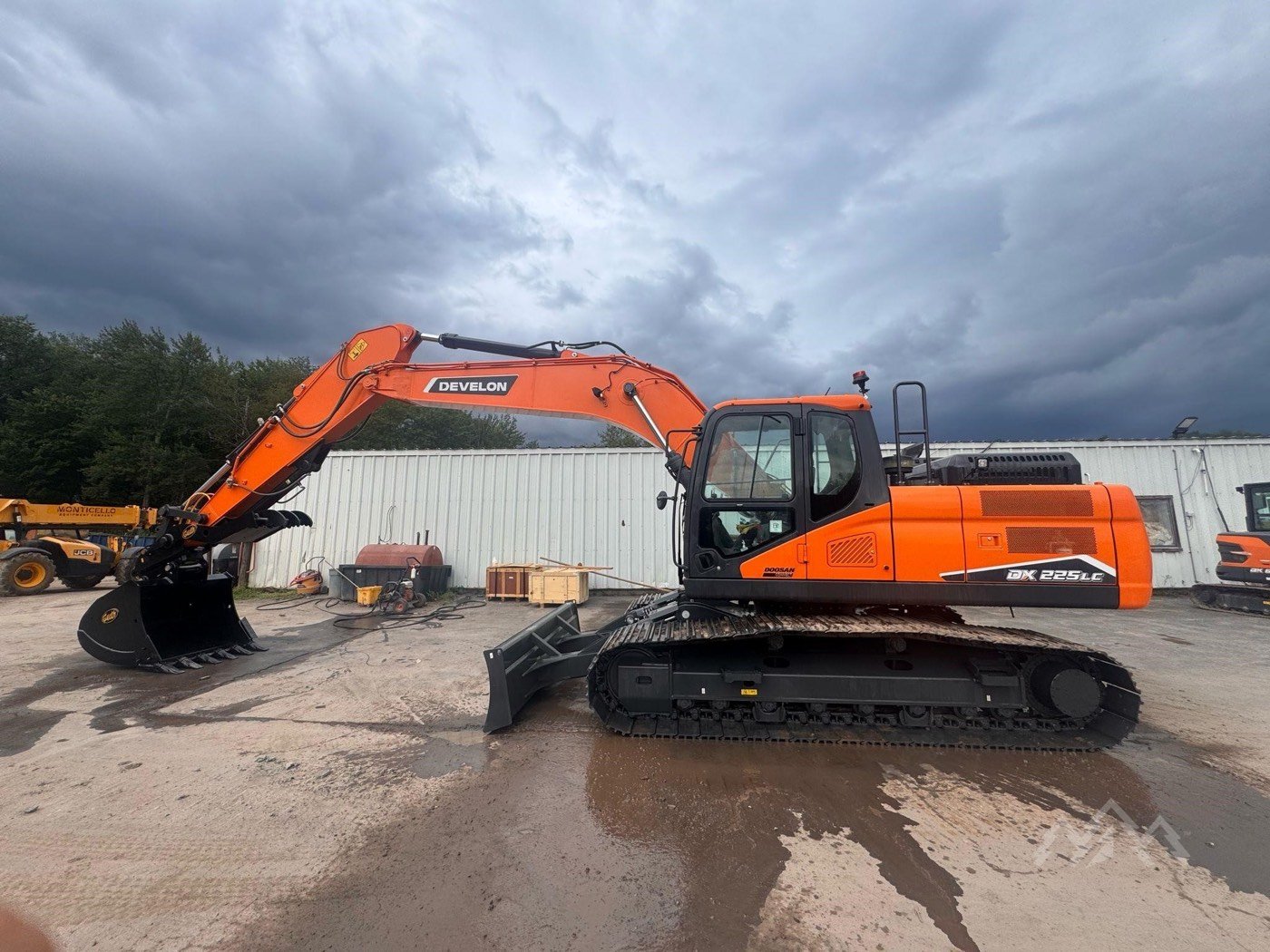 New DEVELON DX225LC-7 Tracked Excavator gallery view 4
