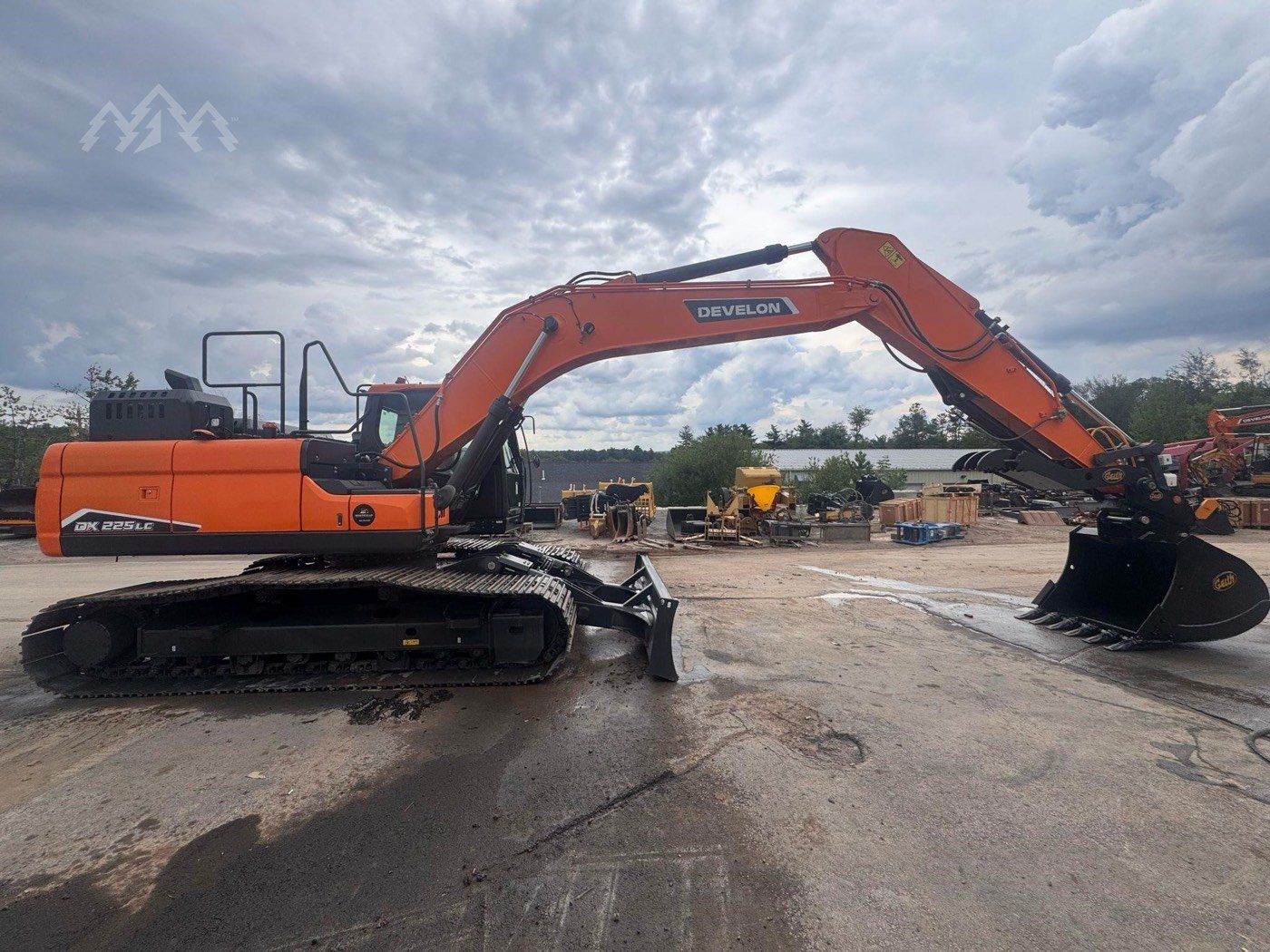New DEVELON DX225LC-7 Tracked Excavator gallery view 5