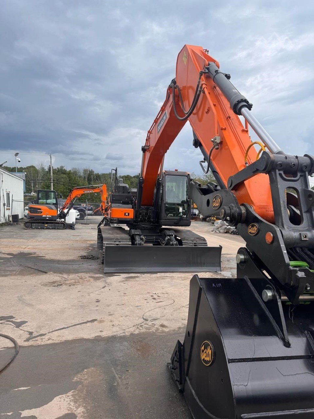 New DEVELON DX225LC-7 Tracked Excavator gallery view 6