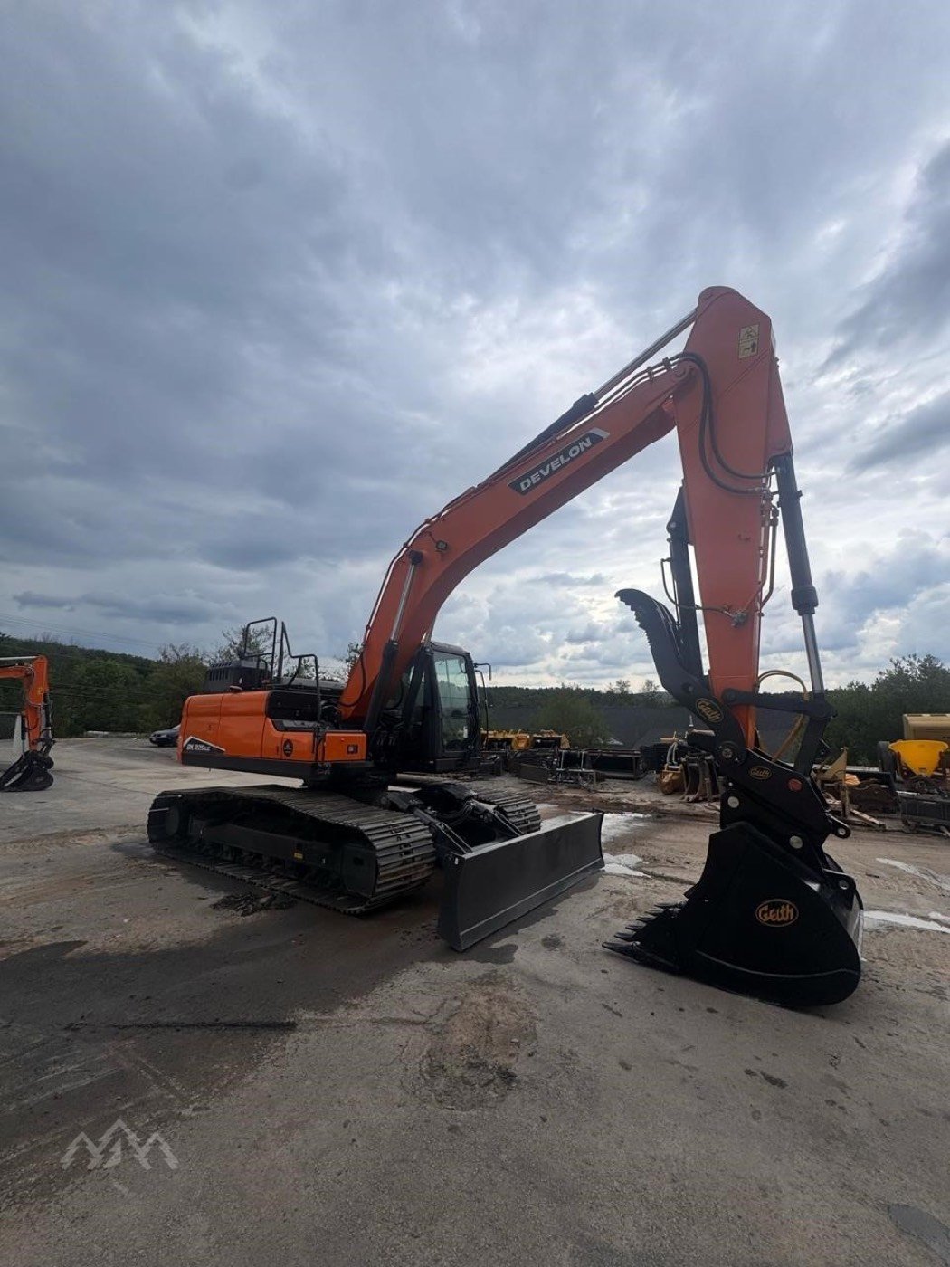 New DEVELON DX225LC-7 Tracked Excavator gallery view 7