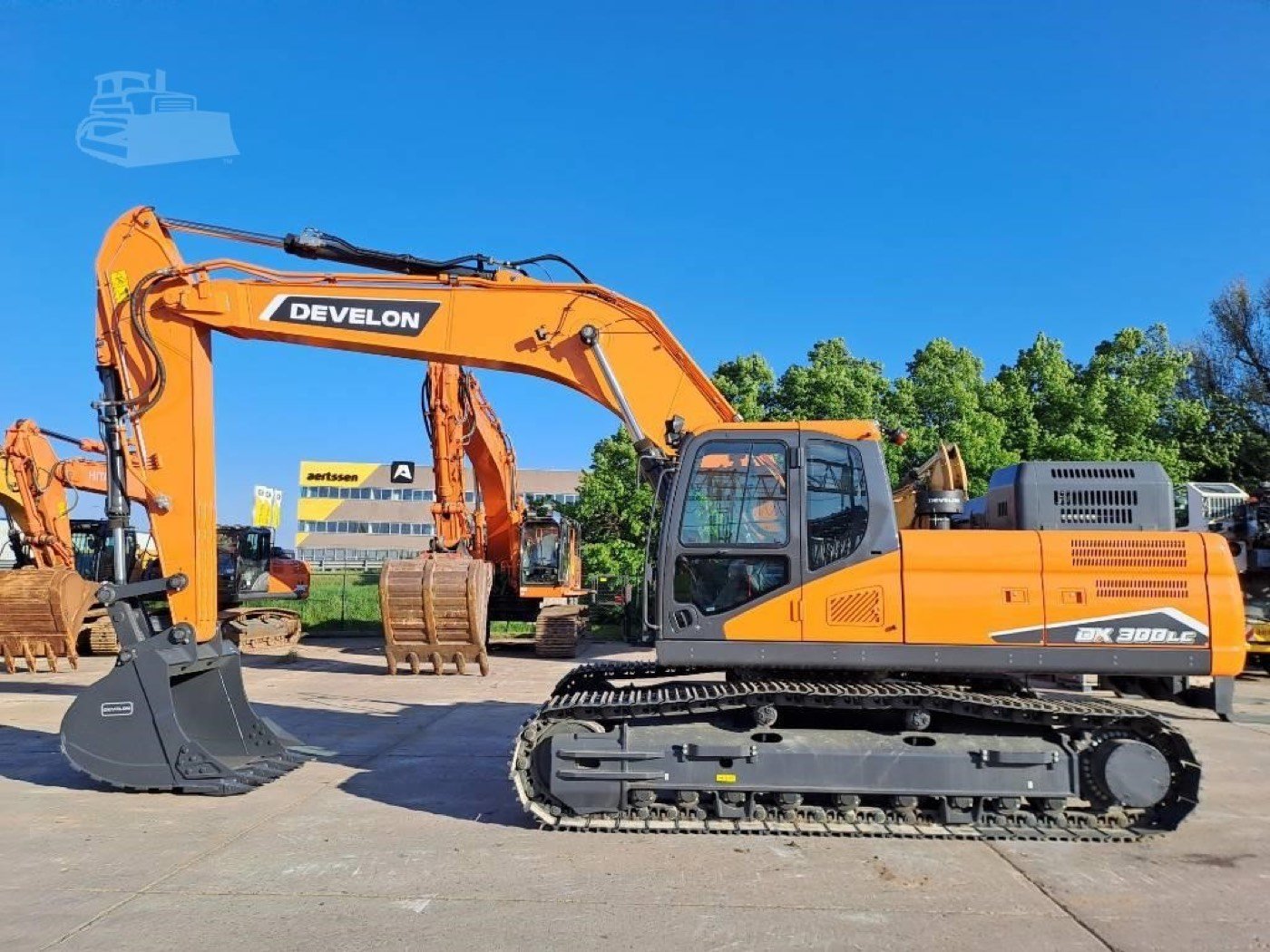 New DEVELON DX300LC-7M Tracked Excavator gallery view 2