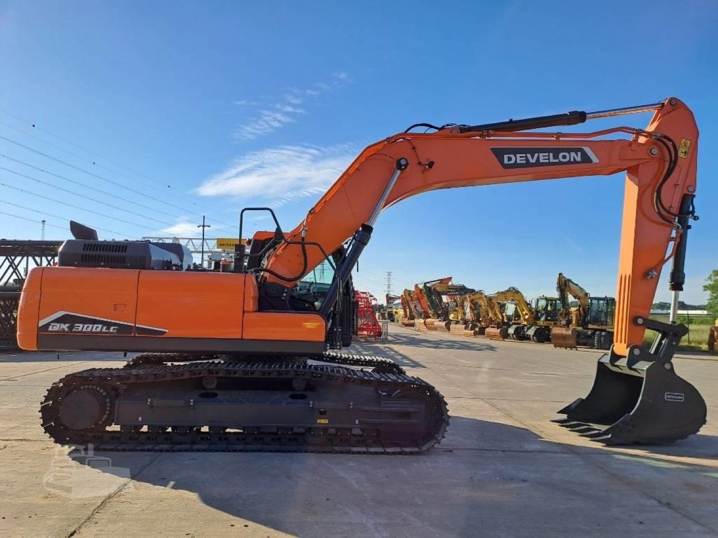New DEVELON DX300LC-7M Tracked Excavator gallery view 6