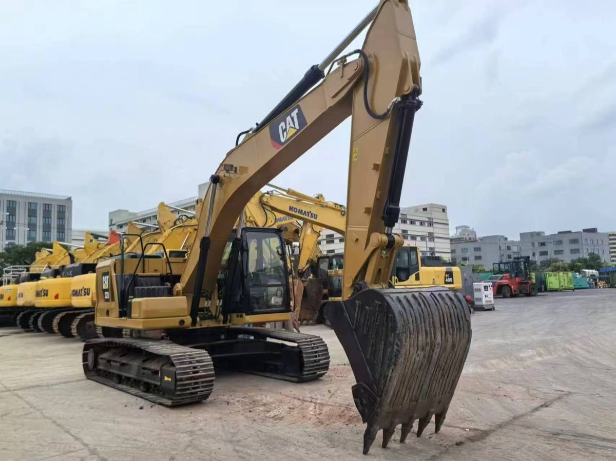 Used Caterpillar CAT 320-tracked-excavator photo 2