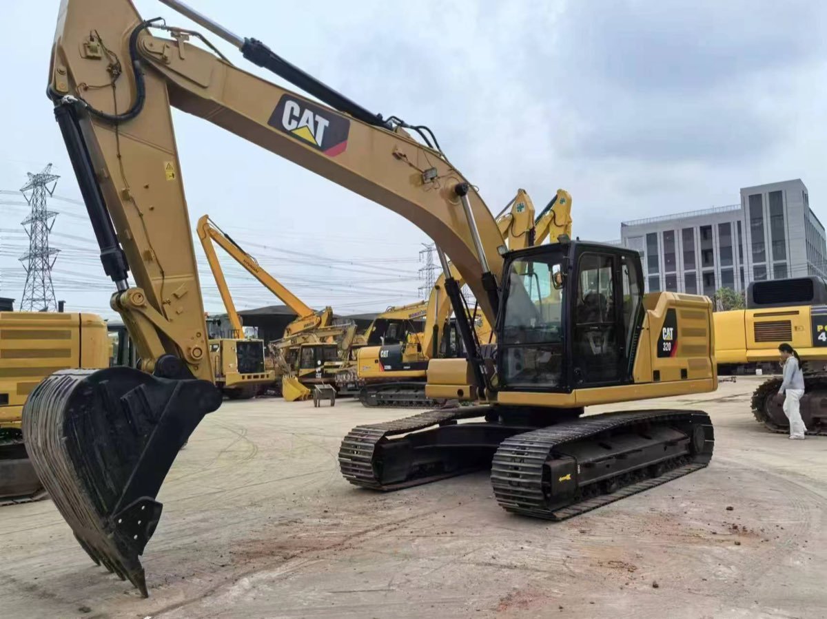 Used Caterpillar CAT 320-tracked-excavator photo 3