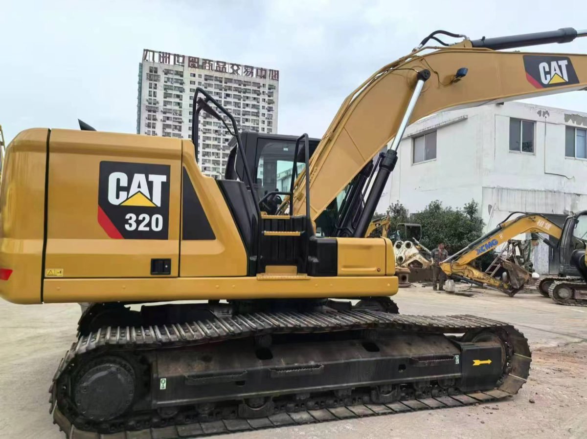Used Caterpillar CAT 320-tracked-excavator photo 4