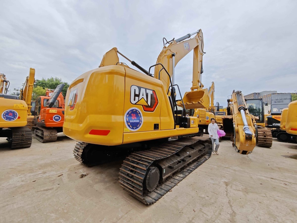 Used Caterpillar CAT 323-tracked-excavator photo 4