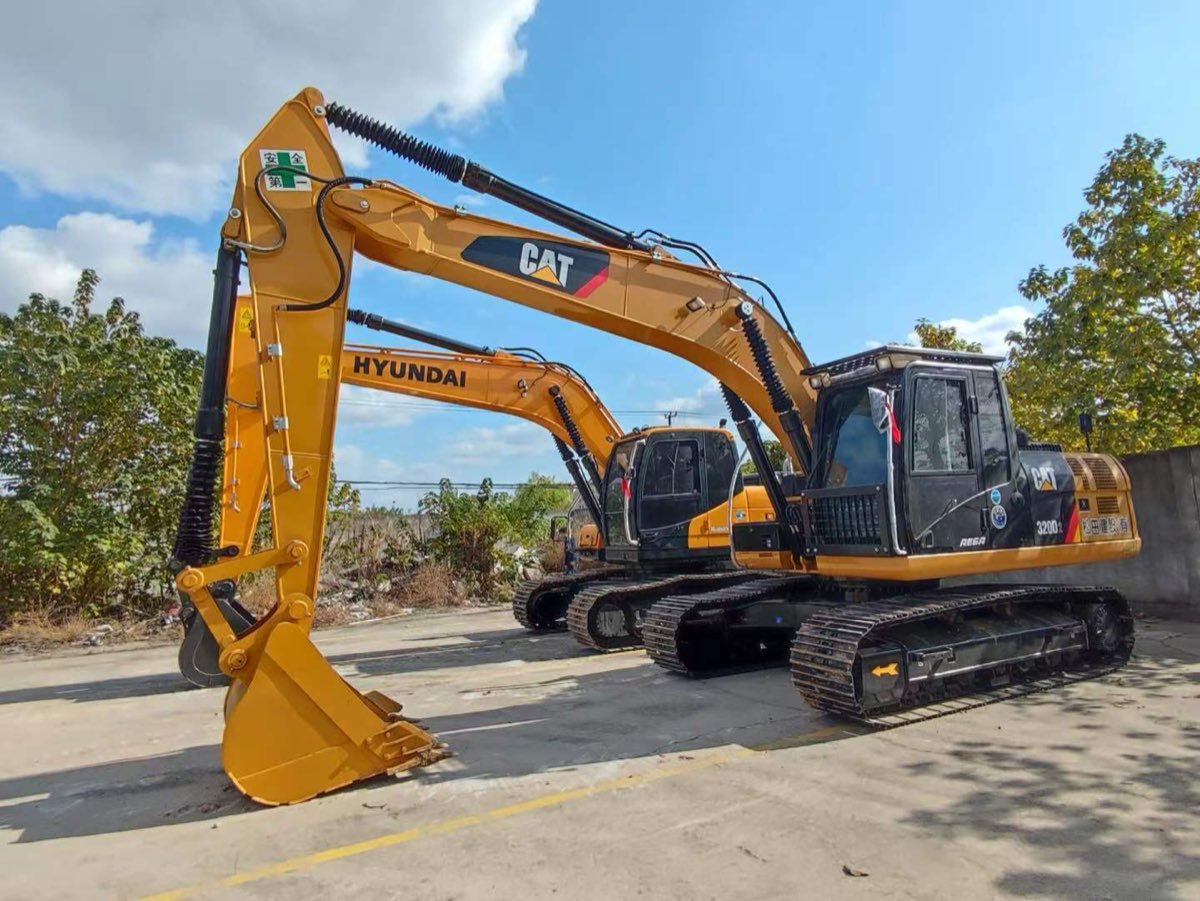 Used Caterpillar Stock 320 Tracked Excavator photo 2