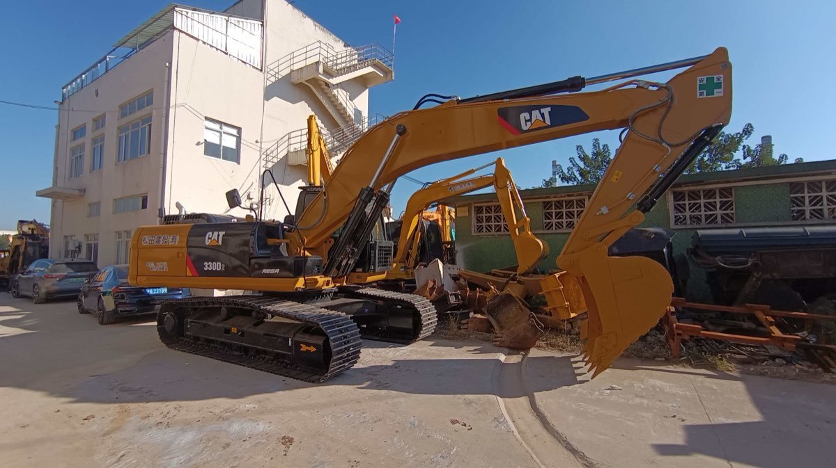 Used Caterpillar Stock 330 Tracked Excavator photo 2