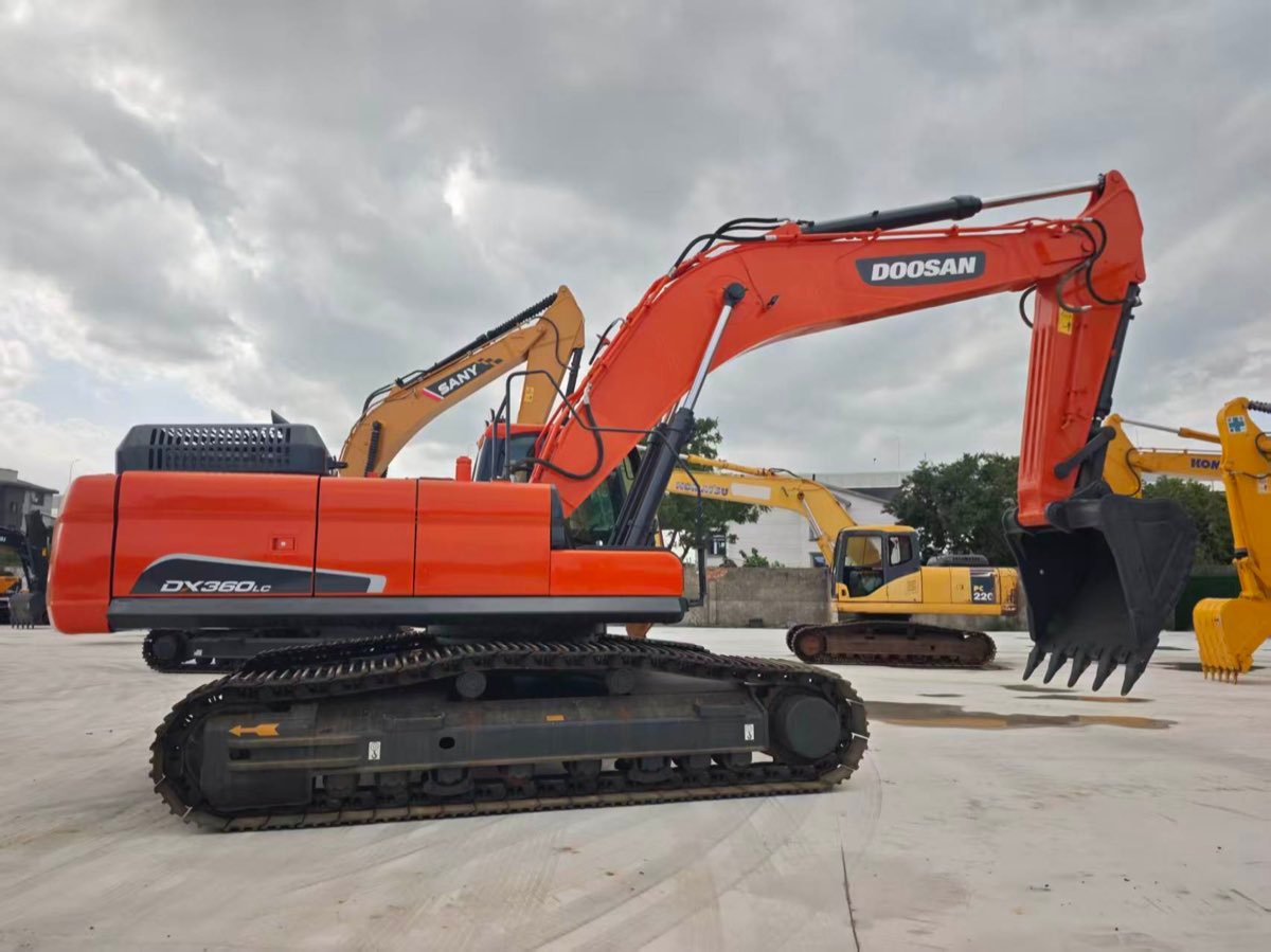 Used Doosan DX360LC Tracked Excavator photo 2