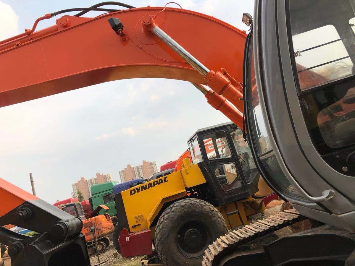 Used Hitachi EX-200-5-tracked-excavator photo 2