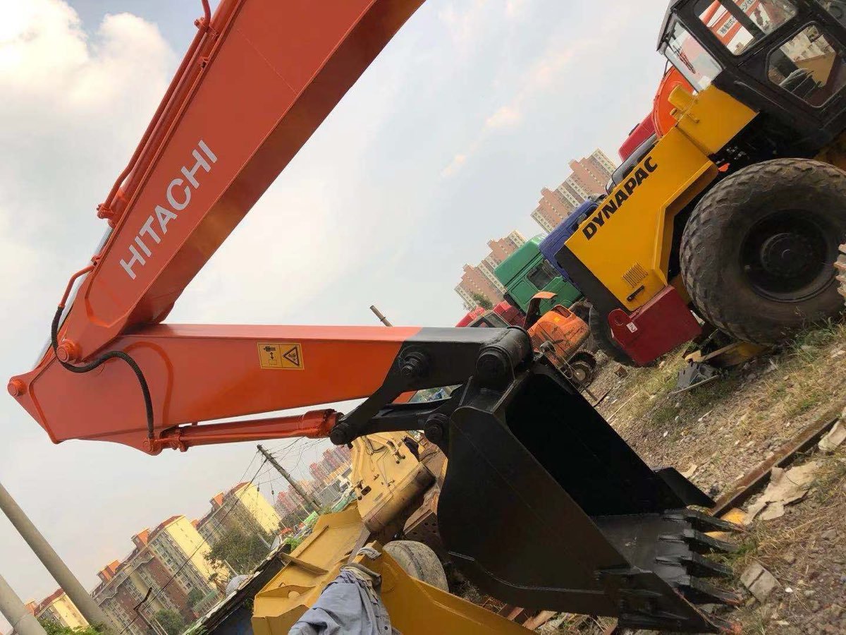 Used Hitachi EX-200-5-tracked-excavator photo 3