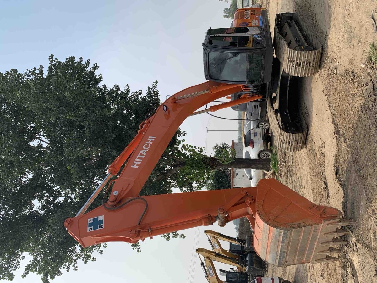 Used Hitachi ZAXIS-210G-tracked-excavator photo 2