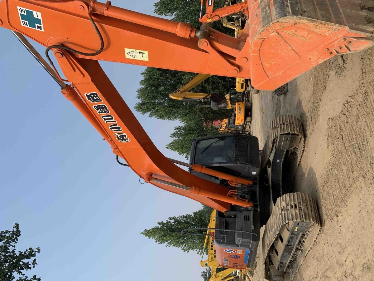 Used Hitachi ZAXIS-210G-tracked-excavator photo 3