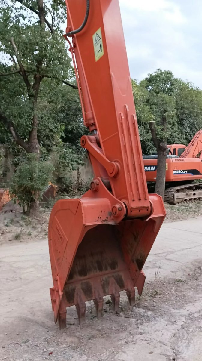 Used Hitachi zx200-3G-tracked-excavator photo 2