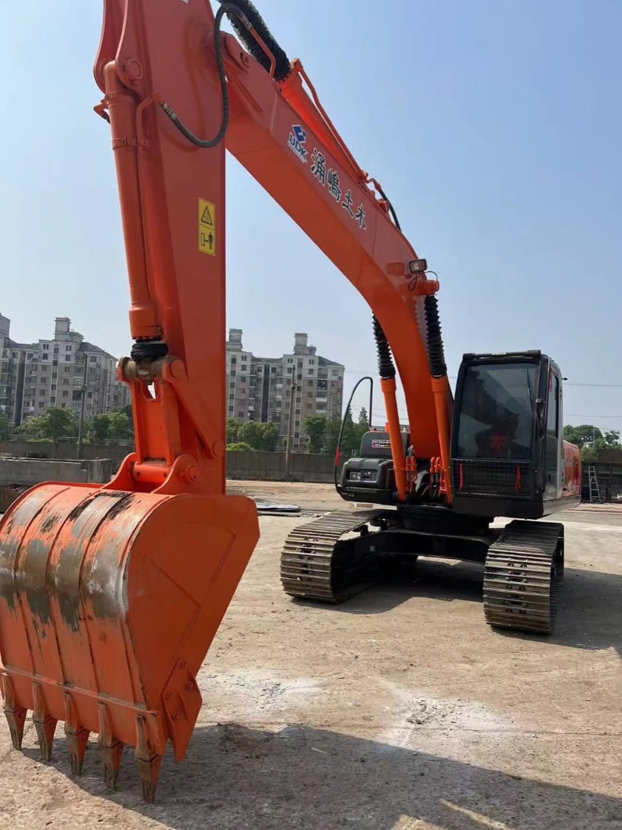 Used Hitachi ZX200-tracked-excavator photo 2