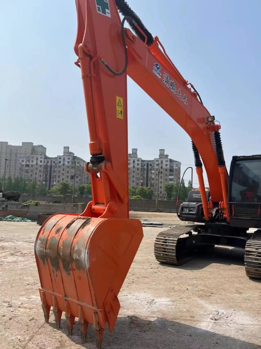 Used Hitachi ZX200-tracked-excavator photo 3