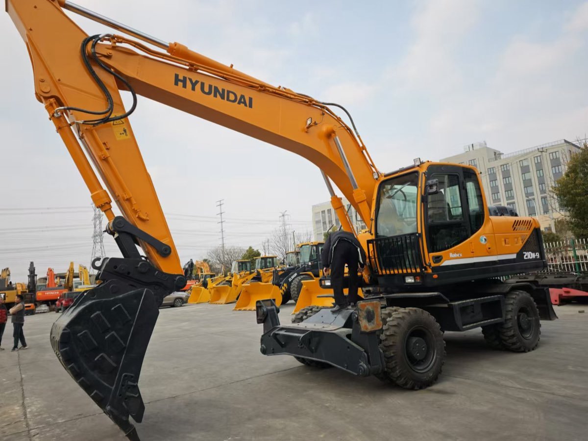 Used Hyundai Stock 210 Wheeled Excavator photo 2