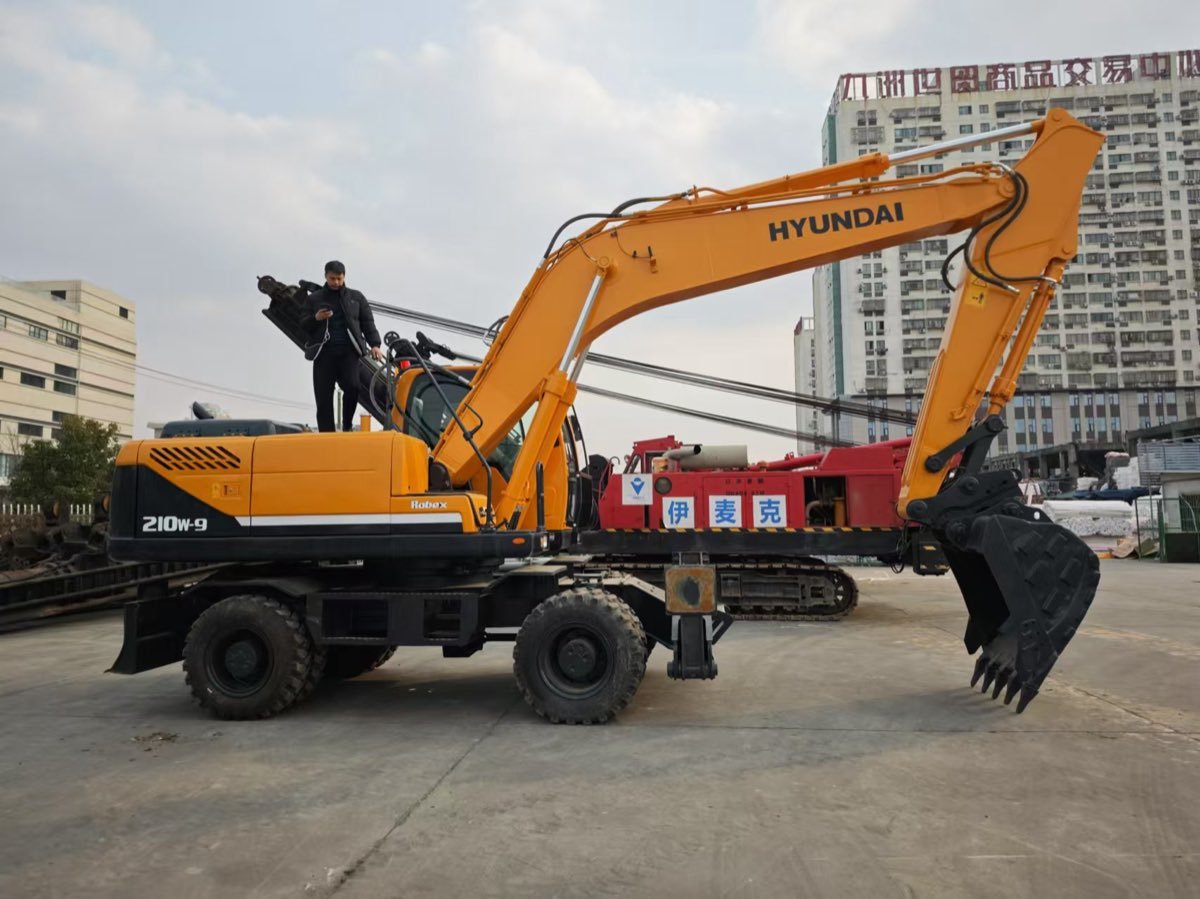 Used Hyundai Stock 210 Wheeled Excavator photo 3