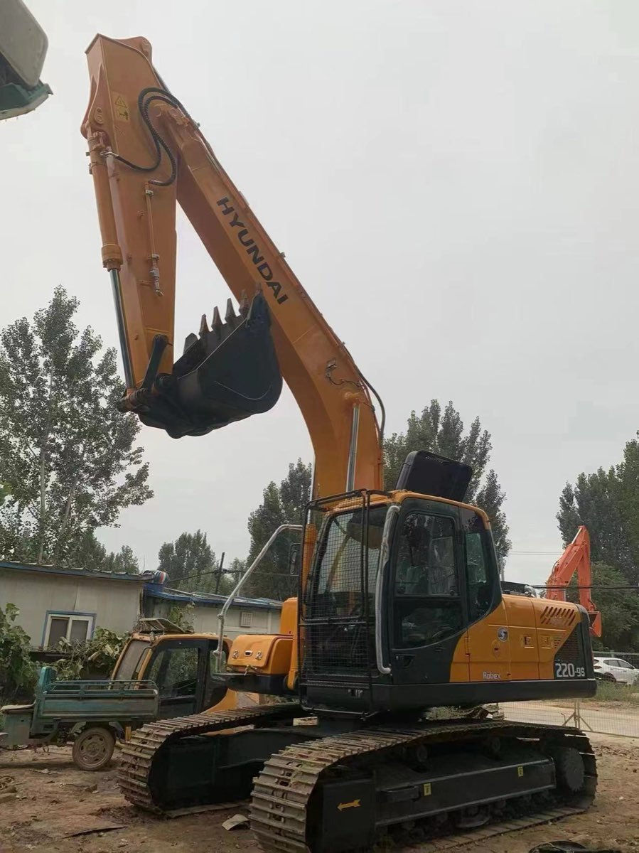 Used Hyundai 220LC-9 Tracked Excavator