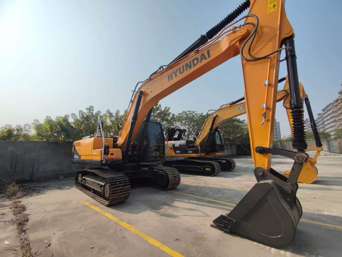 Used Hyundai Stock 220 Tracked Excavator photo 2