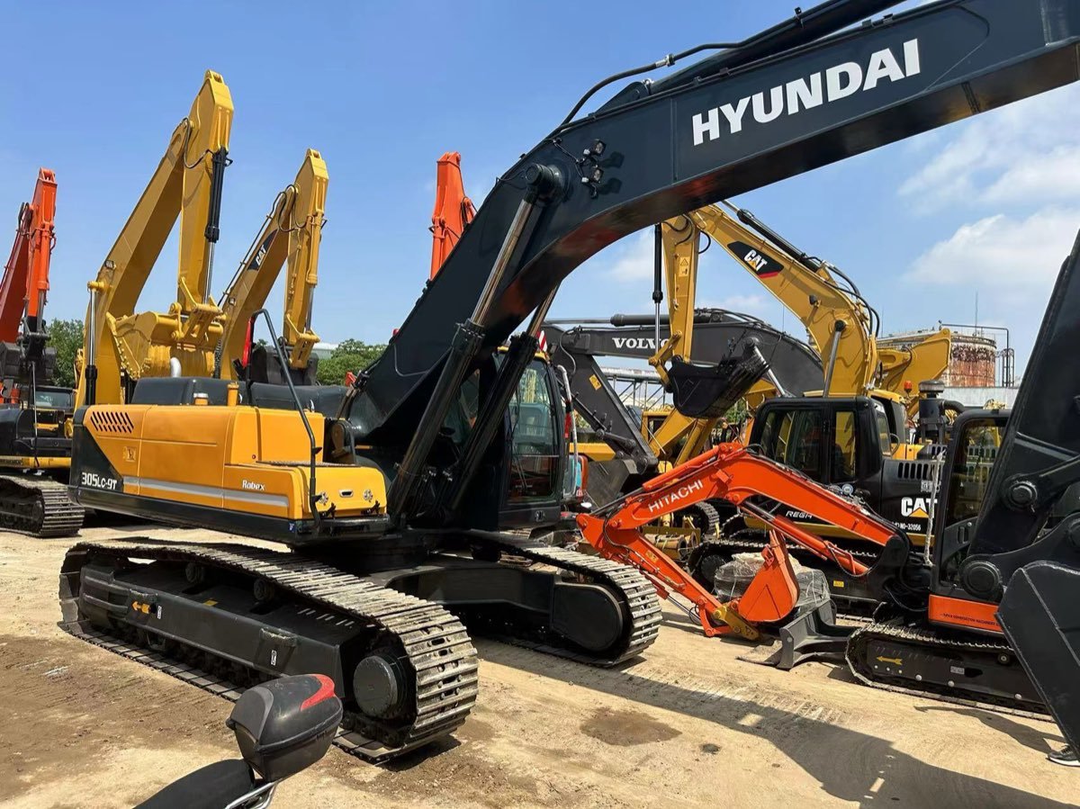 Used Hyundai Stock 305 Tracked Excavator photo 2