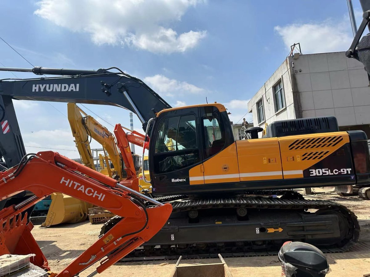 Used Hyundai Stock 305 Tracked Excavator photo 3
