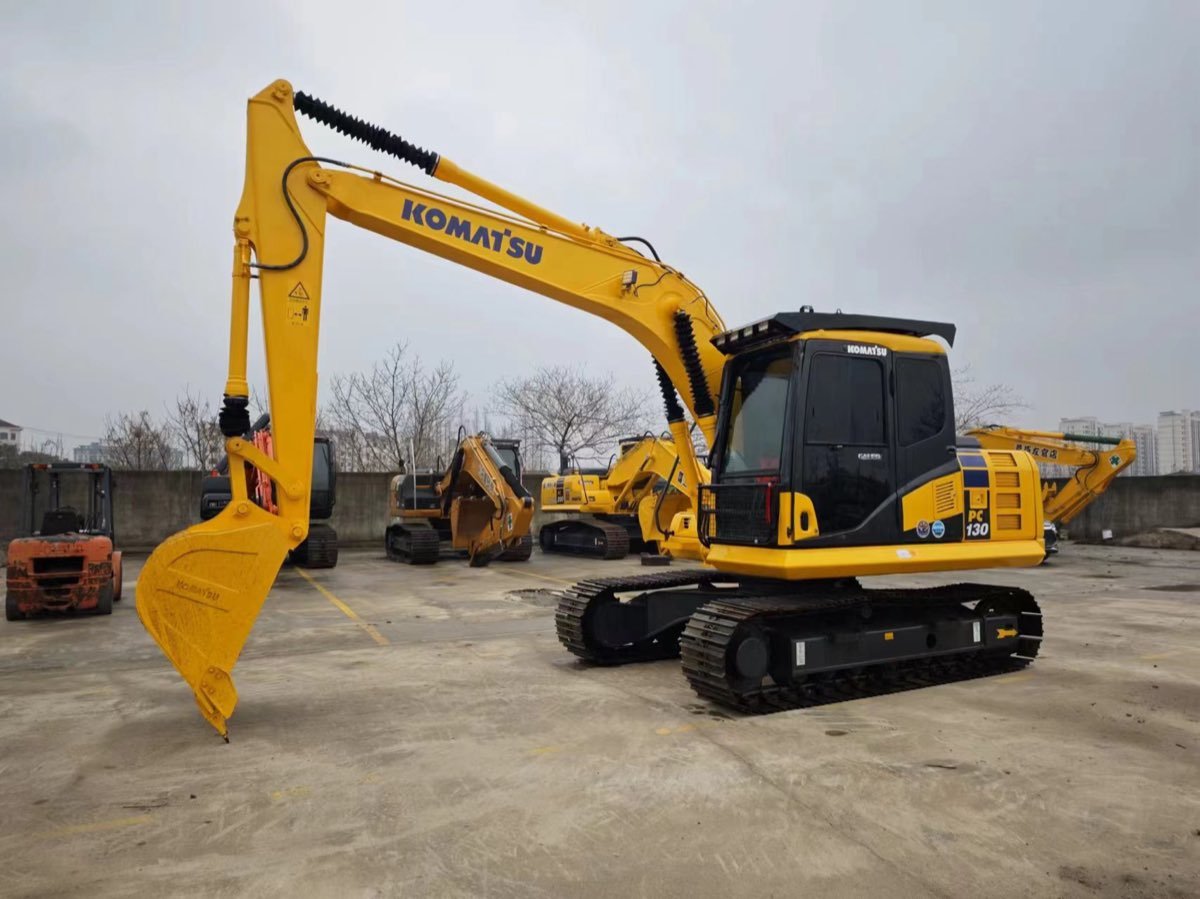 Used Komatsu PC-130-7-tracked-excavator photo 3