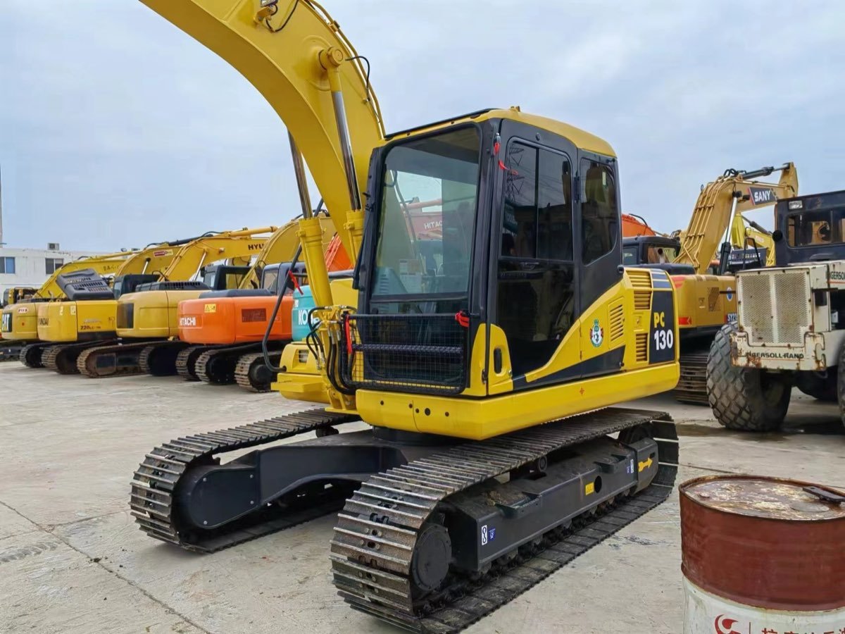Used Komatsu PC-130-7-tracked-excavator photo 4