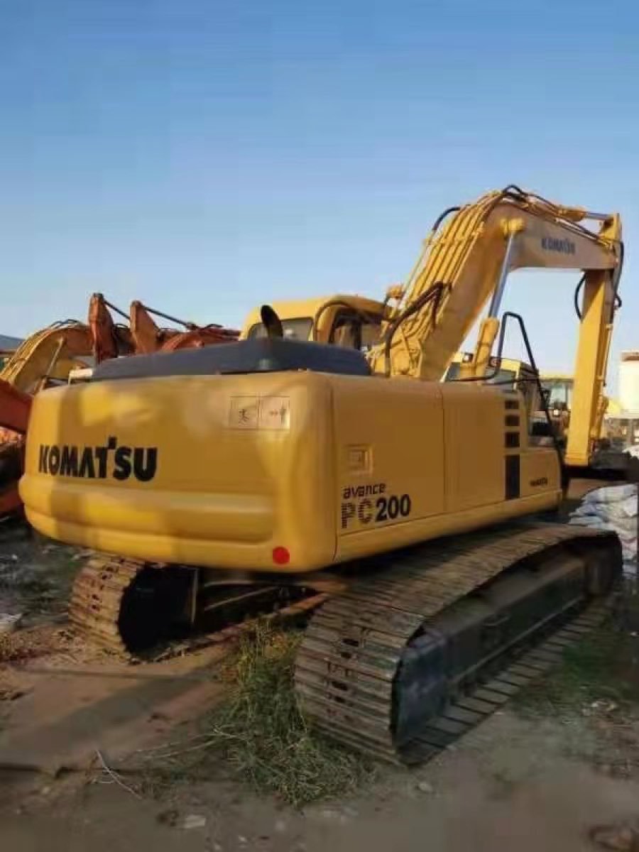 Used Komatsu PC-200-6-tracked-excavator photo 2