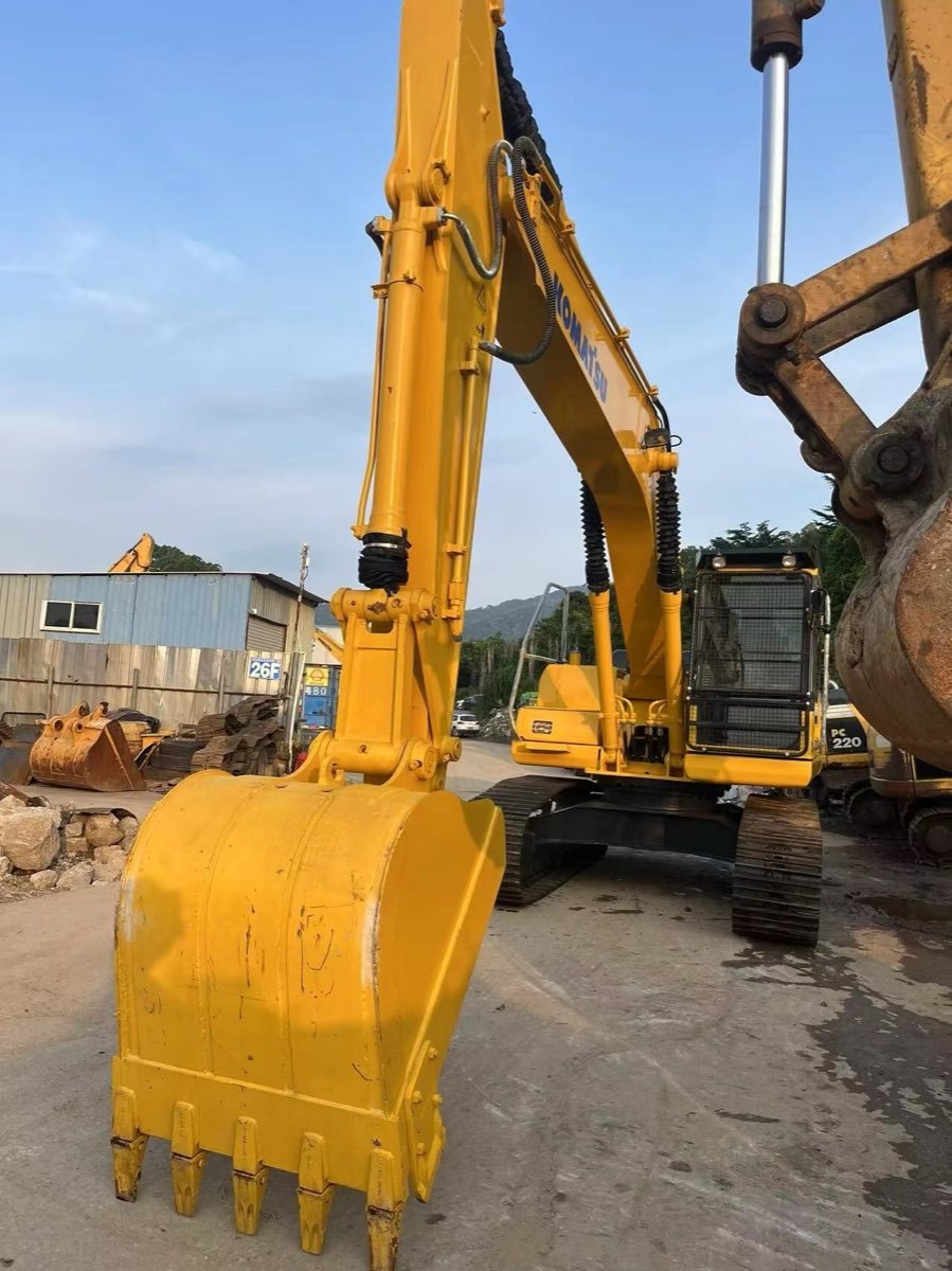 Used Komatsu PC-200-7-tracked-excavator photo 2