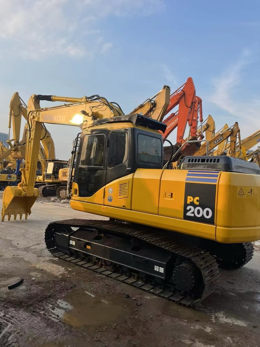 Used Komatsu PC-200-7-tracked-excavator photo 3