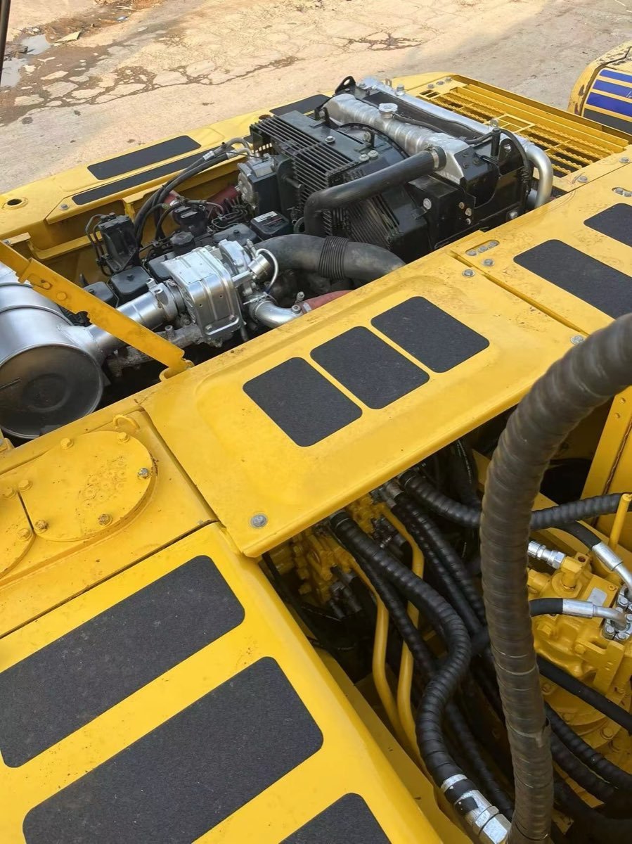 Used Komatsu PC-200-7-tracked-excavator photo 4