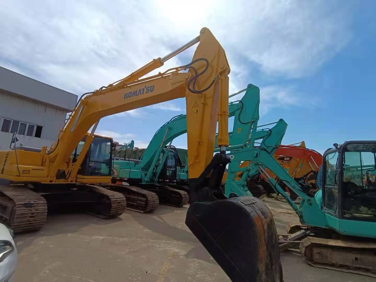 Used Komatsu PC-220-6-tracked-excavator photo 2