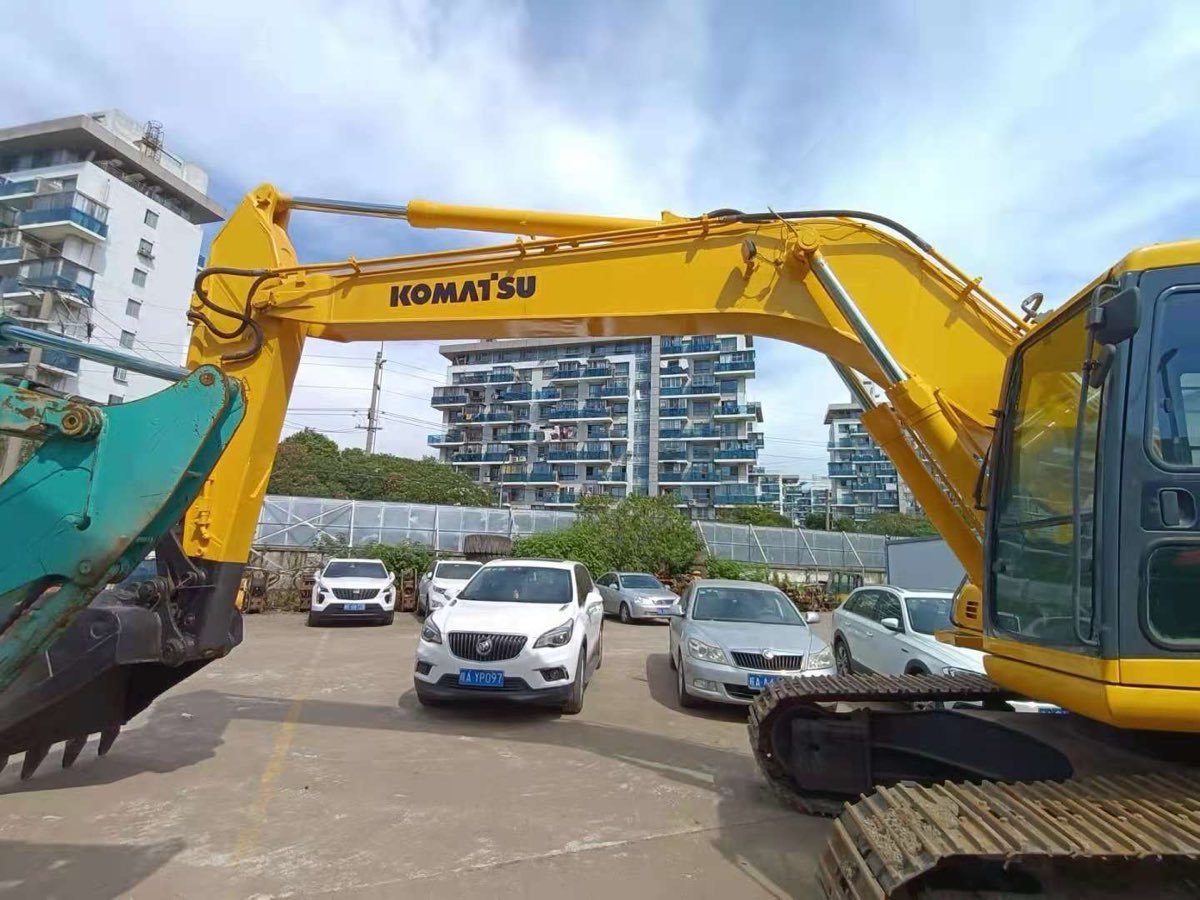 Used Komatsu PC-220-6-tracked-excavator photo 3