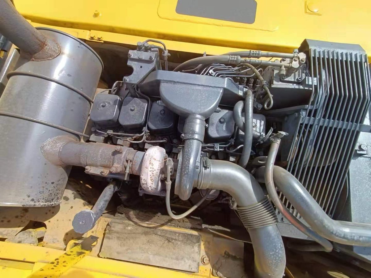 Used Komatsu PC-220-6-tracked-excavator photo 4