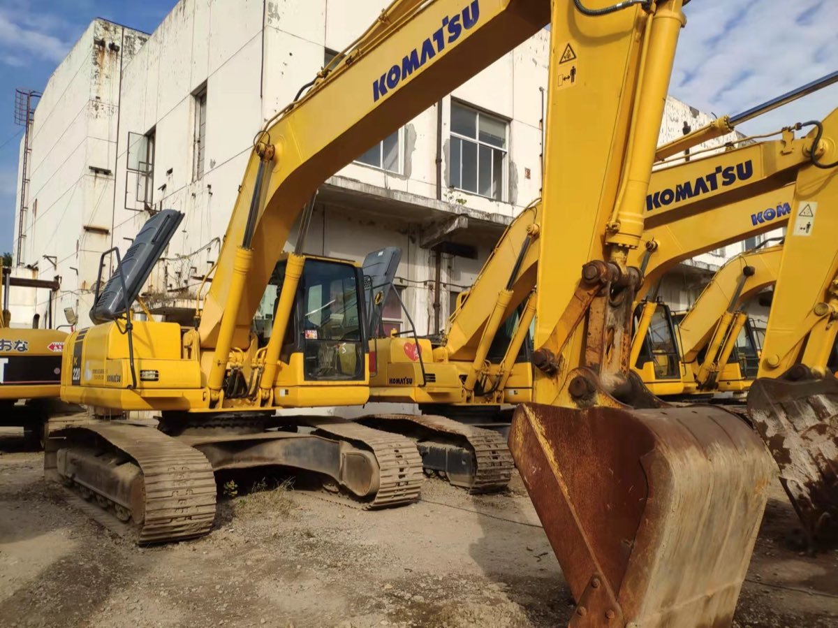Used Komatsu PC-220-7-tracked-excavator photo 2