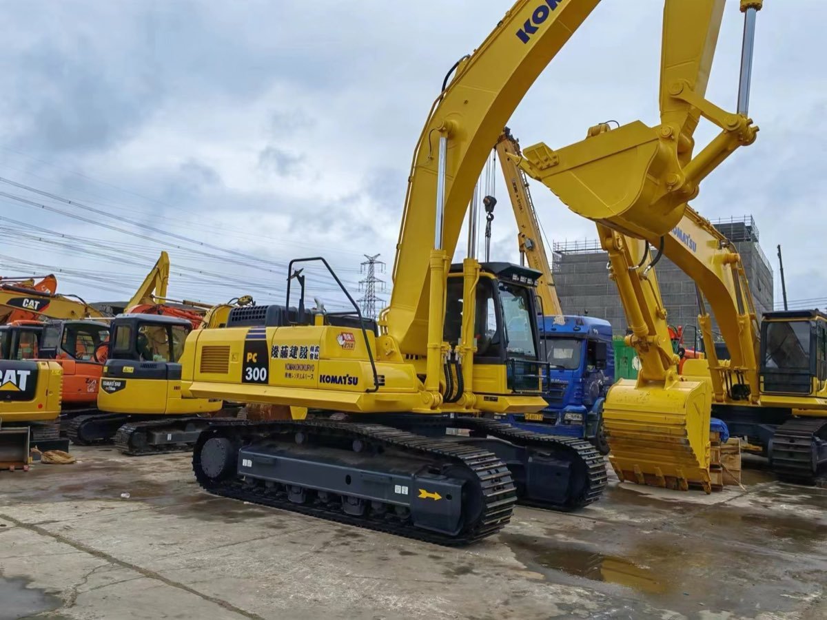 Used Komatsu pc-300-8-tracked-excavator photo 2