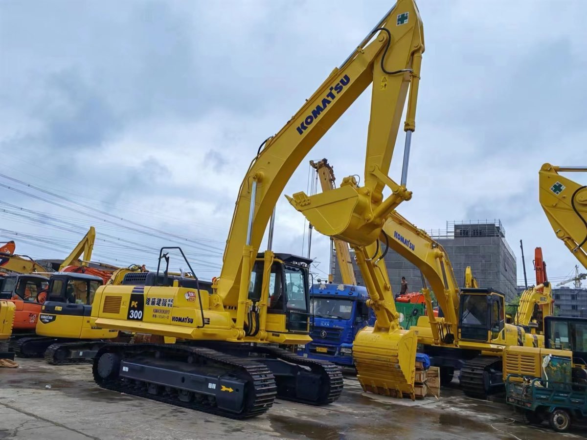 Used Komatsu pc-300-8-tracked-excavator photo 3