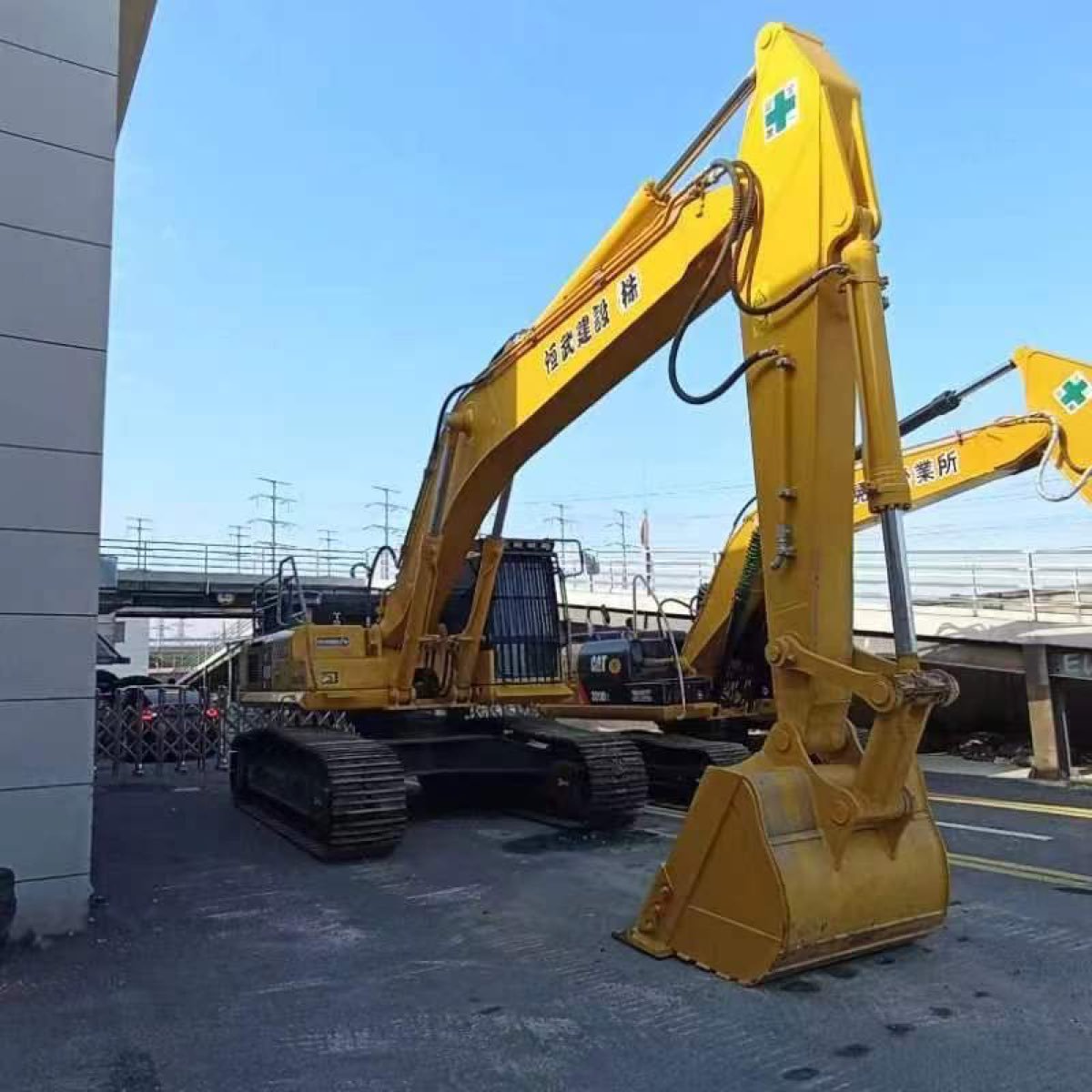 Used Komatsu PC-400-7-tracked-excavator photo 2