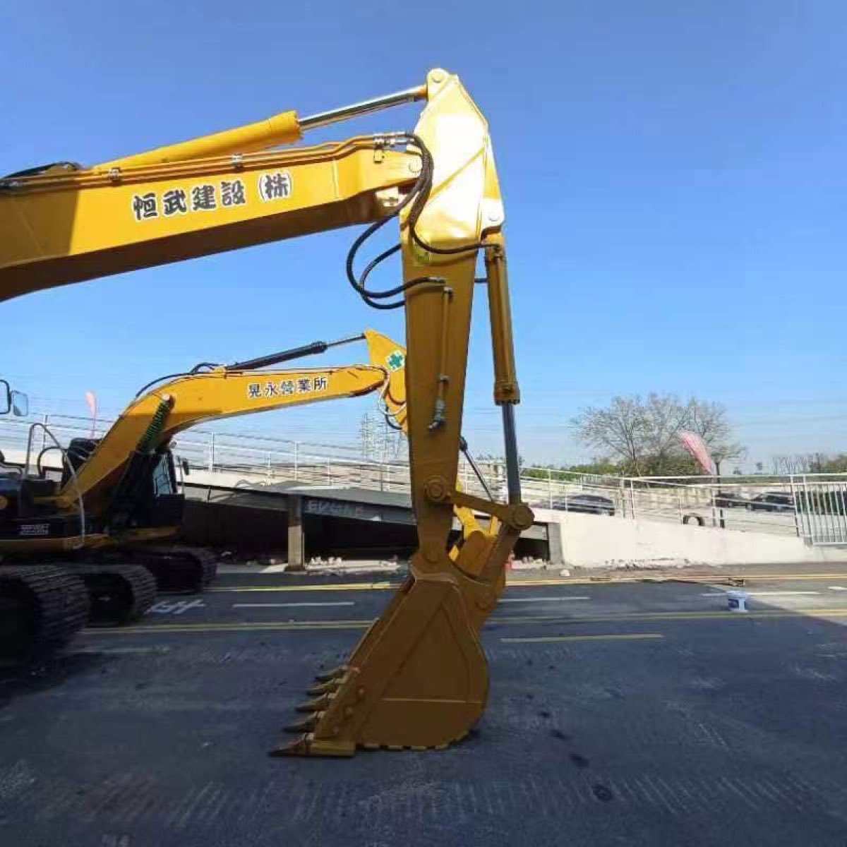 Used Komatsu PC-400-7-tracked-excavator photo 4