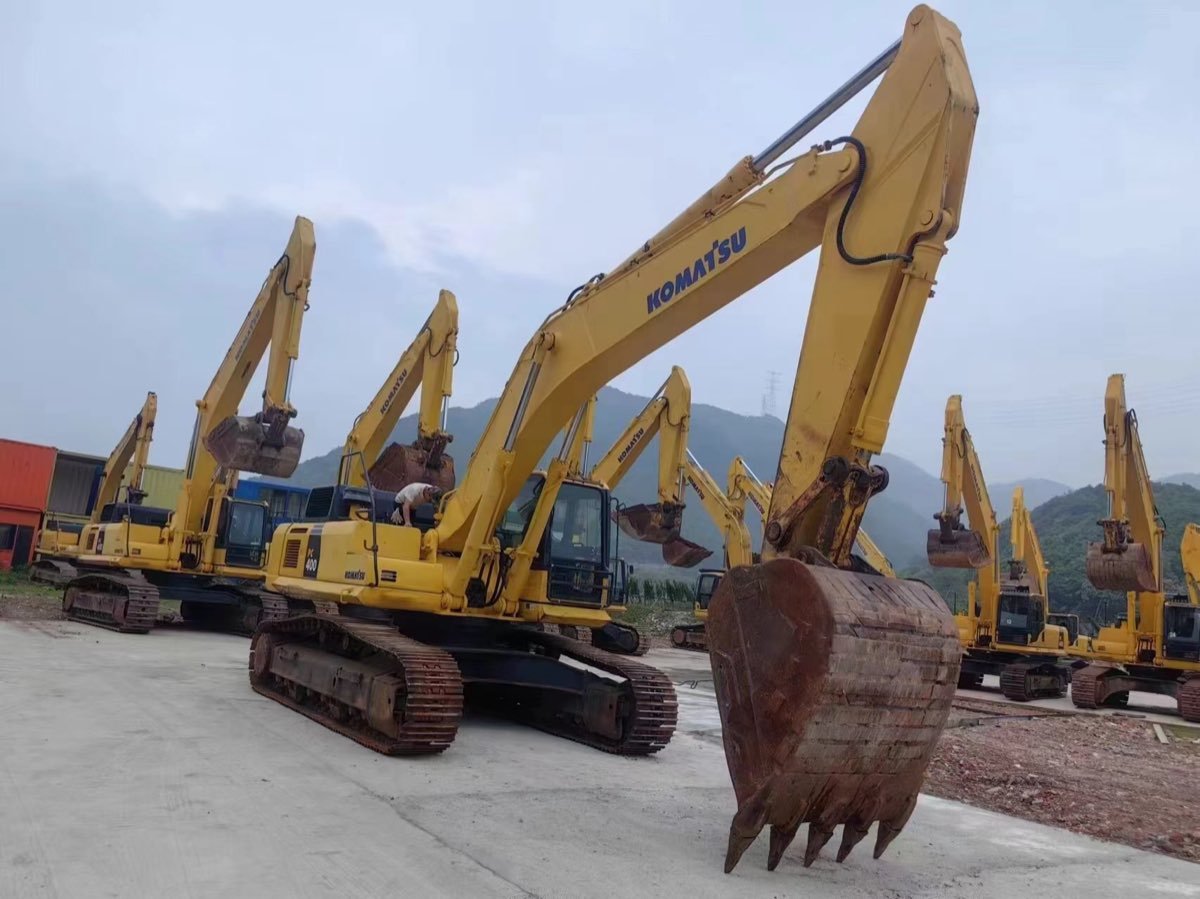 Used Komatsu PC-400-8-tracked-excavator photo 4