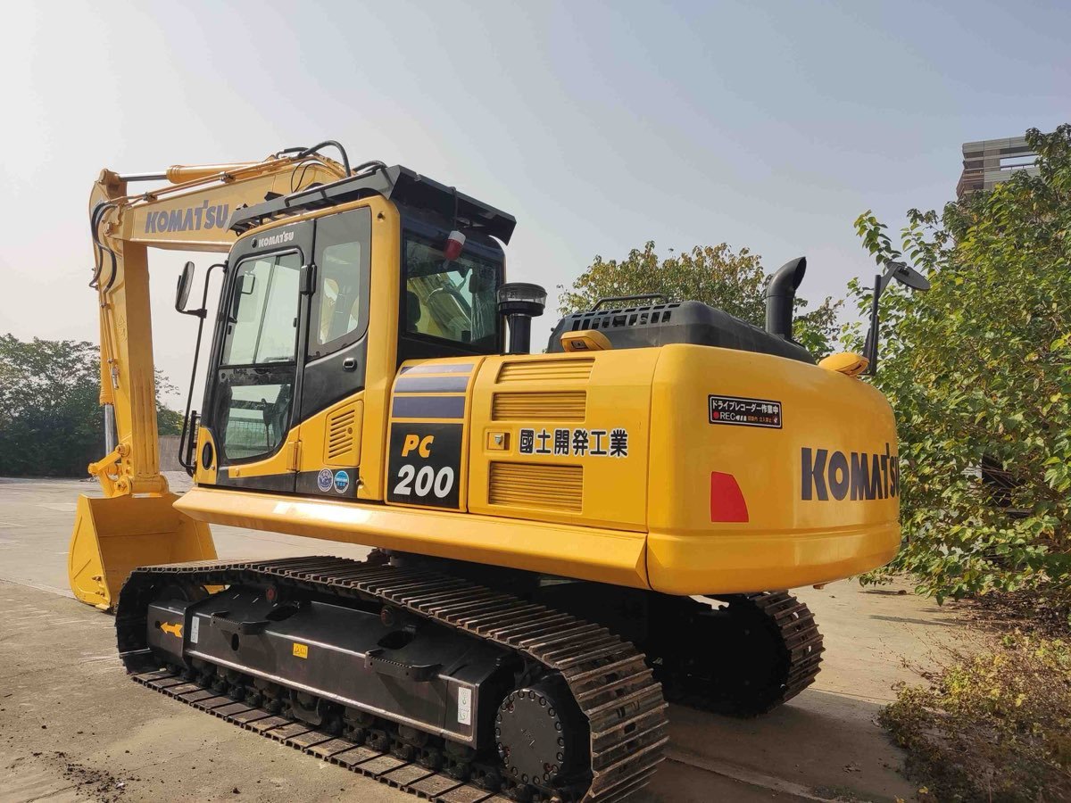 Used Komatsu PC200-8-tracked-excavator photo 2