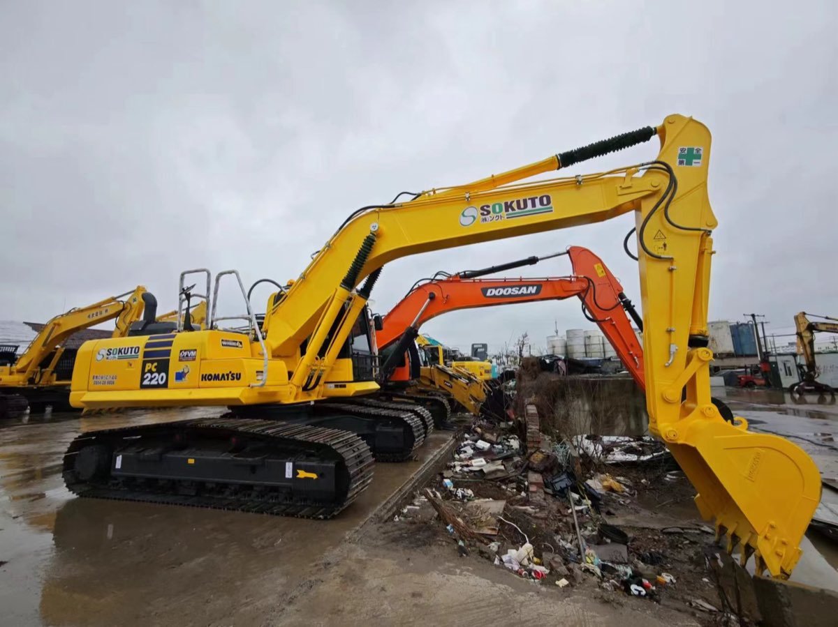 Used Komatsu PC220-8-tracked-excavator photo 2