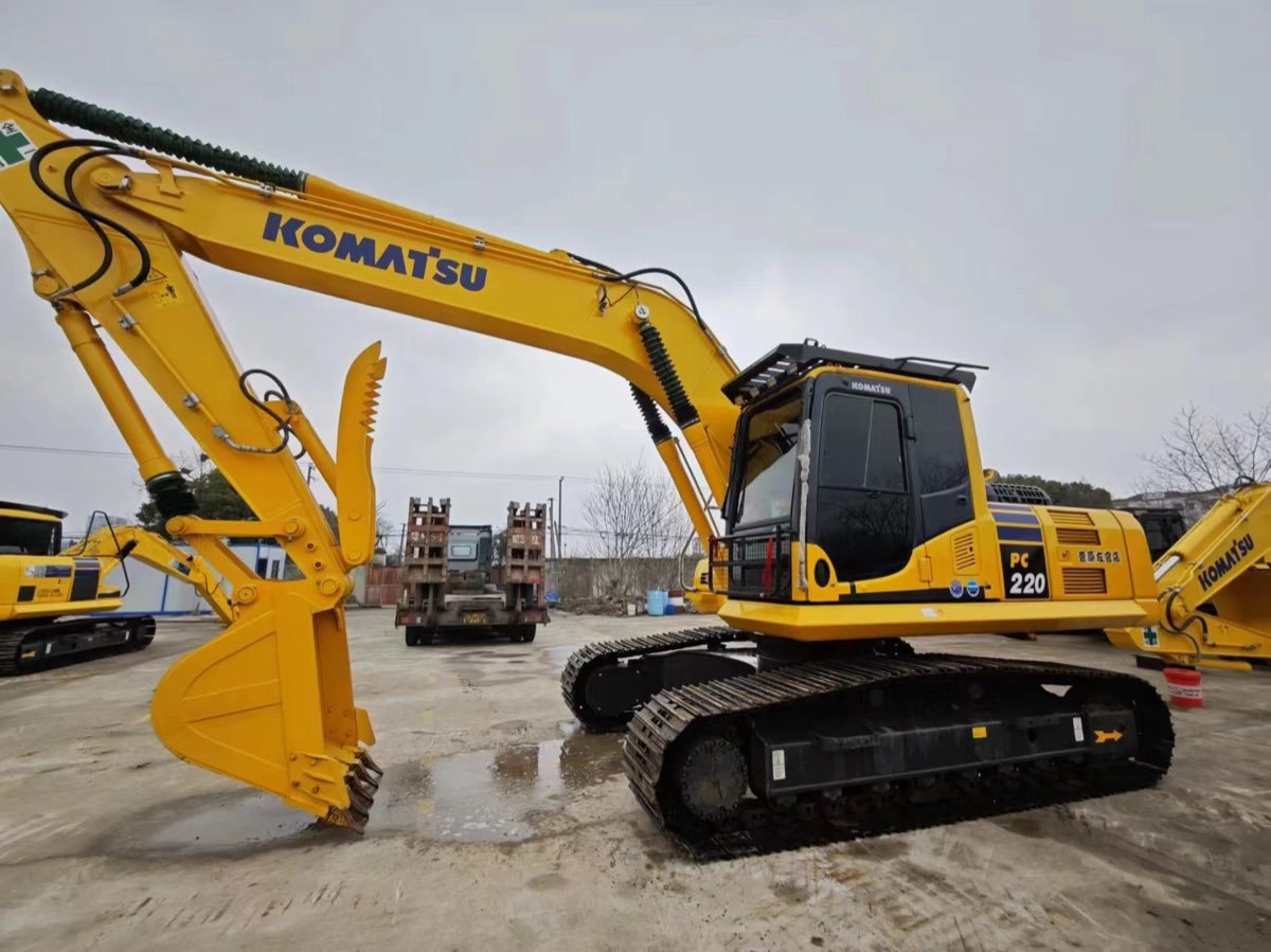 Used Komatsu PC220-8-tracked-excavator photo 3