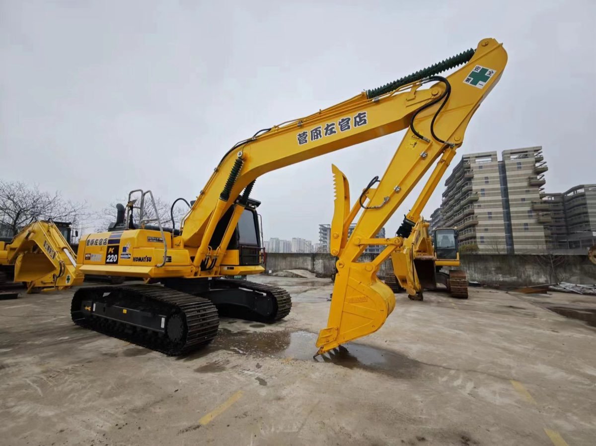 Used Komatsu PC220-8-tracked-excavator photo 4