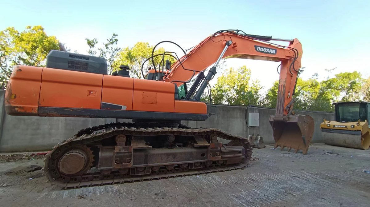 Used Doosan DX500LCA Tracked Excavator